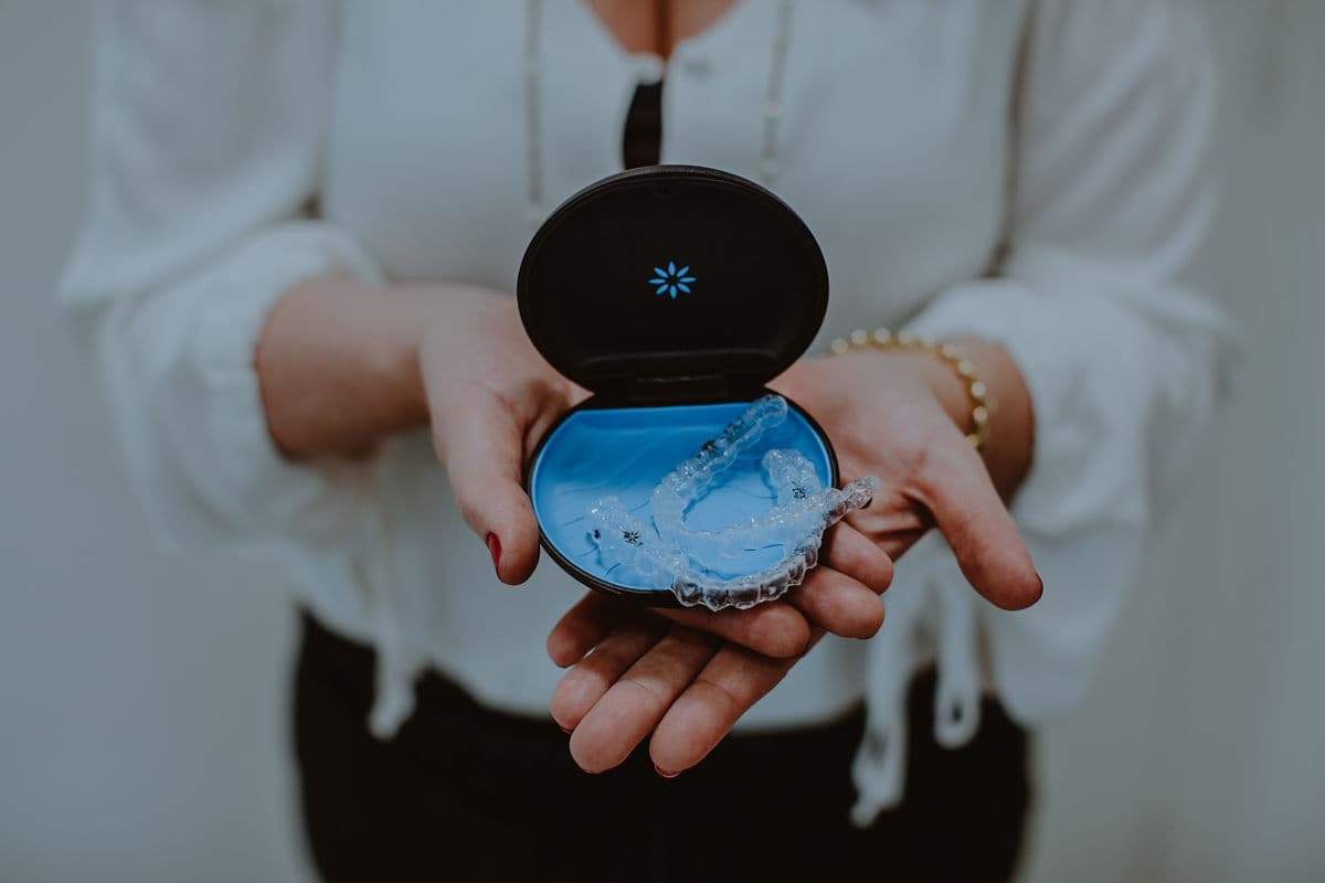 Segurando Invisalign